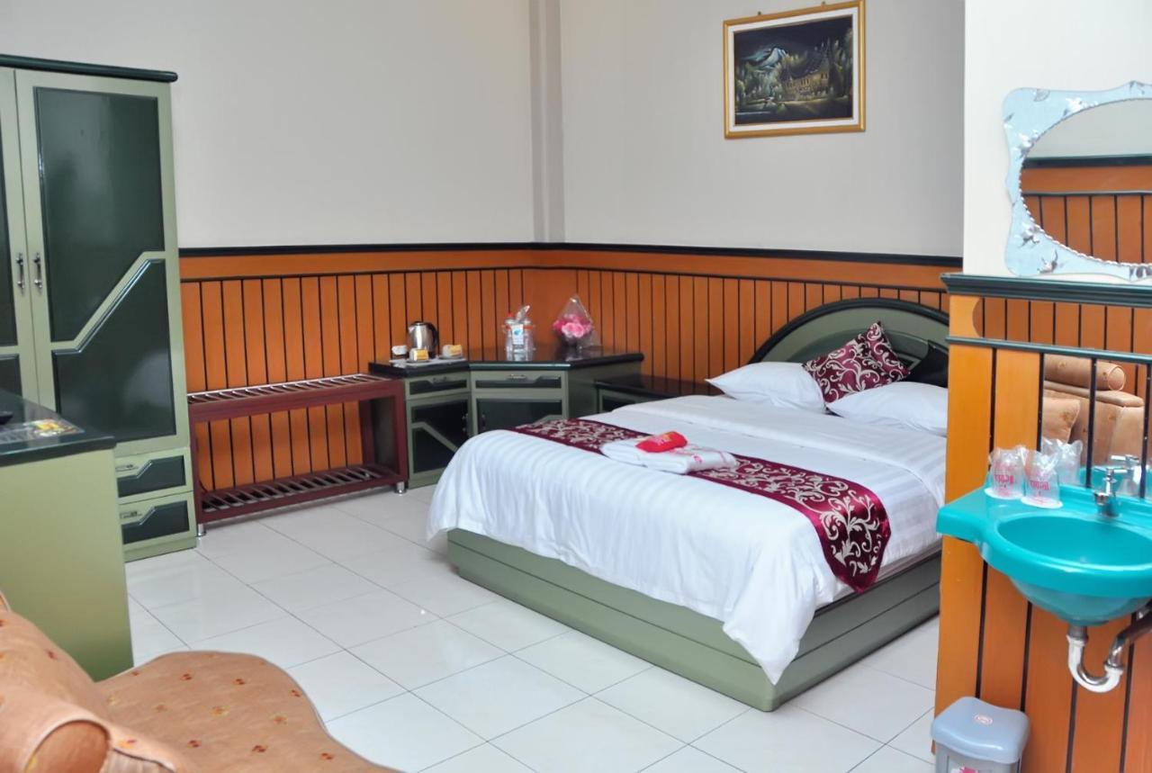 New Merdeka Hotel Jembel Eksteriør billede